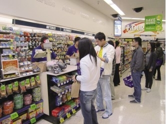 2012年十大热门职业盘点 9.折扣店零售员。不必提具体公司的名称,反正大家都知道。在此轮衰退期间,大型连锁折扣店的生意非常火爆。大多数公司正在招聘经理和其他店内工作人员。